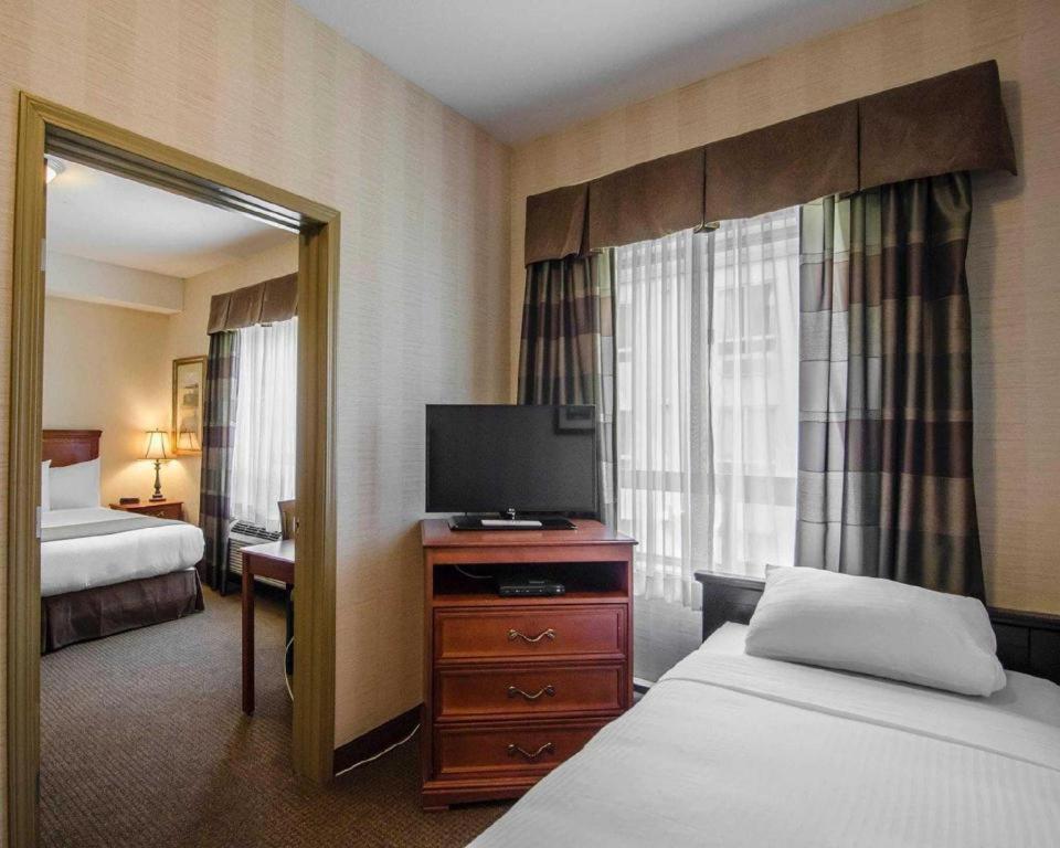 Quality Inn & Suites Grande Prairie Esterno foto