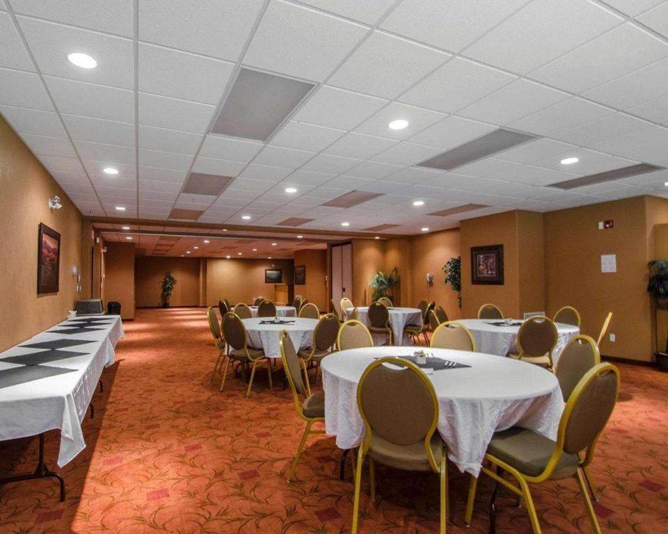 Quality Inn & Suites Grande Prairie Esterno foto