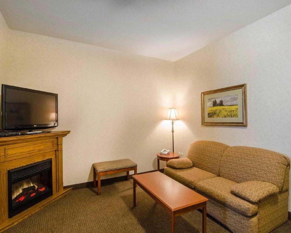 Quality Inn & Suites Grande Prairie Esterno foto