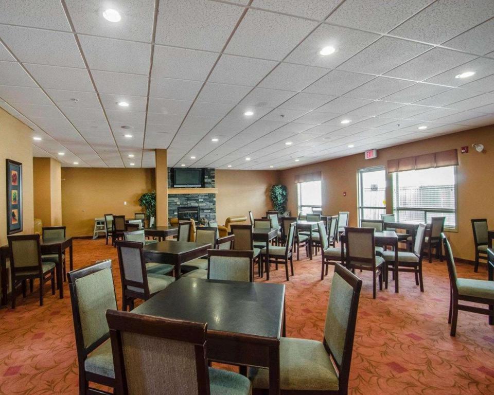 Quality Inn & Suites Grande Prairie Esterno foto